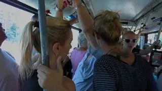 gurnuo zenu u busu  a kaze da nije ja vido da jeste