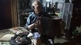 Игра на гармони.Виктор Крюков.