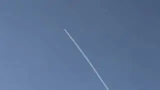 Вот такая у нас небо, каждый две минуты летают вот такие самолеты ...