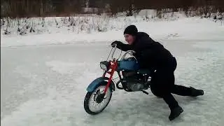 учу школьника управлять мотоциклом в 12 лет