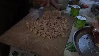 Окорок бараний в духовке, салат из куриной грудки, суши.
