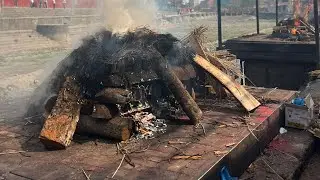 Nepal’de ölü yakma töreni. 