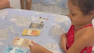COLOQUEI 5 NOTAS PARA  ELA ESCOLHER 1 QUAL ELA FICOU?Ela Tem 4 Anos 🤣