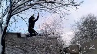 Спрыгнул с крыши, ёб твою мать