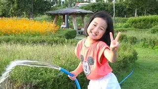 Boram aide sa grand-mère avec Hot Wheels Monster Tracteur