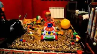 первые попытки ходить (8,5 мес)