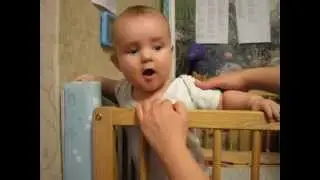 5 месяцев Никите. Встал в кроватке и очень рад.