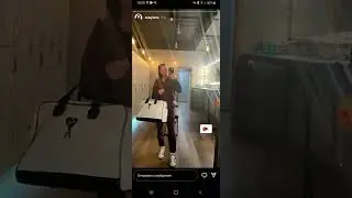 Алина Загитова боксирует в ринге.