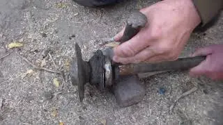 Как разобрать жигулёвскую полуось с помощью молотка и зубила.