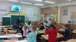 Вправа "Черепашка" проводить психолог ЦЗД ГУ ДСНС України в Одеській області