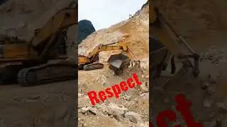 Escavator Menolong Truk yg Terperosok #shorts #escavator #truk #truck #terperosok #respect