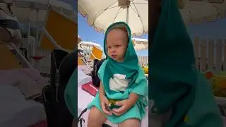 Владик в костюме дракона на лежаке