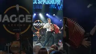 Алексей Воробьёв играет на аккордеоне 