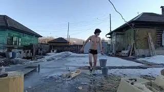 Красноярск. Закаливание. Обливание холодной водой.