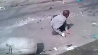 Бомжи и мусоромёт  Нереально смешное видео