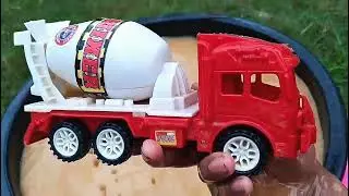 Membersihkan Mainan Kotor Berlumpur Mobil Dump Truk, Mobil Molen, Mobil Polisi, Mobil Molen