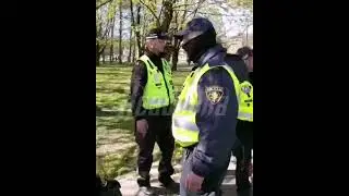 копы нацисты в латвии просто ре дают женщинам возложить цветы