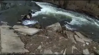 Катание на каяке по порогу на теплой речке в Уфе