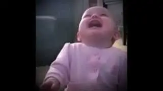 o bebe morre de rirrr , so para da risada