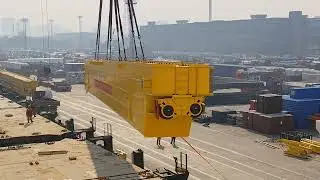 Overhead heavy crane loading to ship at Shanghai seaport,China.#heavycrane #overheadcrane #cargo