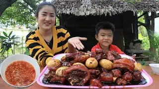Cook and Eat: Mum and littler boy Seyhak cook braised pig leg / Yummy braised pig leg recipe
