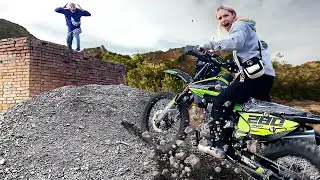 ДЕВУШКА НА СПОР СДЕЛАЛА ОПАСНЫЙ ТРЮК НА ЭНДУРО