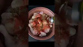 Курица, томлёная в глиняном горшке. 