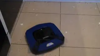 Робот-пылесос Philips собирает мусор
