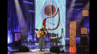 Bambina canta 