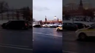 Москва 20.02.2021 Памятник князю Владимиру поток машины деруться за место