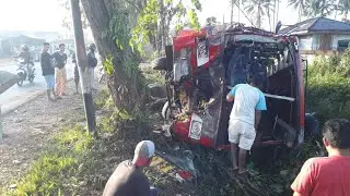 MempawahNews - Bis 'Nek Aki'Terguling di Jalan Raya Wajok