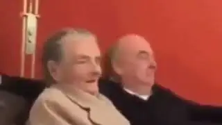 Бабушка показывает язык