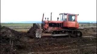 DT-75 pushes the soil (Трактор ДТ-75 толкает почву) [www.plakys.lt]