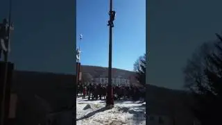 Залез на столб, скинул пакет!