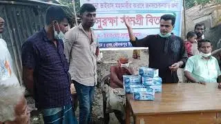 কালীপুর গ্রামে মাস্ক এবং সাবান বিতরণ এর সময় চেয়ারম্যান জনাব মোঃ লুৎফর রহমান।
