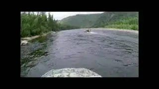 Аэролодка Пиранья-4. Через огромный валун не сбавля скорости.