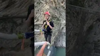 Какая она смелая 🔥 Прыжок с ТАРЗАНКИ. Туры по Дагестану +79884432428. 