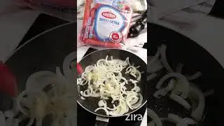 Конветики с сосисками в слоеном тесте