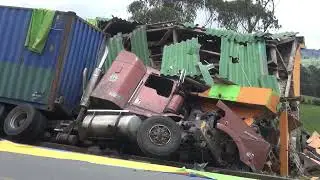 Un camión se impactó contra una casa en la comunidad de Quillopungo sector de la cabaña El Dorado.