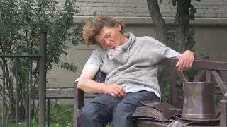 ПЬЯНАЯ ЖЕНЩИНА БОМЖ СПИТ ПРЯМО НА ПАМЯТНИКЕ