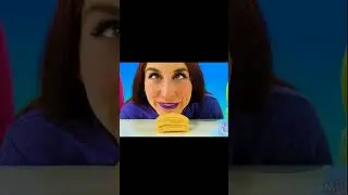 लड़की चिहनती और अपने आलू चिप्स का एक हाथ सही कर दिया।