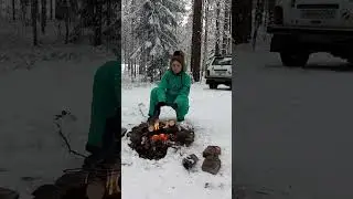 Запекли тыкву на костре в снежном лесу