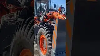 Новый тяжёлый автогрейдер UMG ДЗ 250