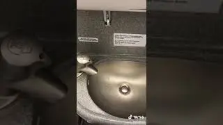 VIDEO CARA CARA MENGGUNAKAN TOILET PESAWAT  #toilet #TOILETPESAWAT #tiktok #tiktokvideo #tiktokviral