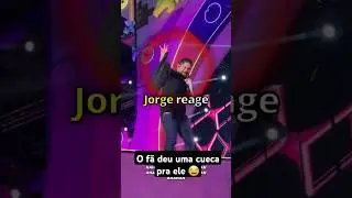 Jorge GANHA CUECA de um fã no show..