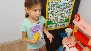 Вика и папа устроили дома пикник