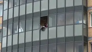 Мужчина в Гатчине выбрасывает вещи с балкона