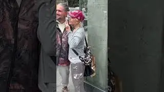 Yonca Evcimik, Nişantaşı’nda sevenlerin fotoğrafı isteğini geri çevirmedi