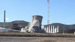 CAMARA LENTA - Torre de la central térmica de Puertollano - Sevillana de Electricidad -