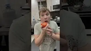 Малой учит Серегу поцелуям!